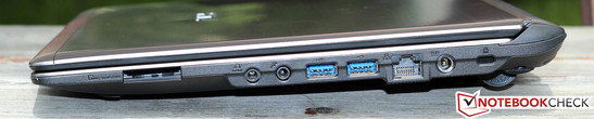 Rechte Seite: Kartenleser, Kopfhörer, Mikrofon, 2x USB 3.0, LAN, Netzteilanschluss, Kensington Lock