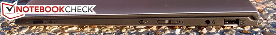 Rechts: Power-Button, Lenovo OneKey Recovery, Rotation-Lock, Lautstärkewippe, 3,5-mm-Klinke, USB 2.0 (powered)
