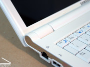 Lediglich das Displayscharnier könnte den Bildschirm etwas fester in Position halten.