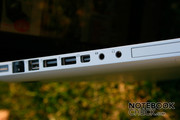 Auffallend ist der neue proprietäre Mini DisplayPort Anschluss (Adapter für DVI, Dual Link DVI, und VGA sind bei Apple gegen einen Obolus erhältlich).