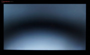 Kein Screen-Bleeding bei reinschwarzem Bild, aber durch die geringen Blickwinkel ist nur im mittleren Streifen ein reines Schwarz zu erkennen.