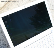 Display ist im Sonnenlicht dank hoher Helligkeit lesbar, aber Spiegelungen stören