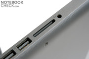 Der SD Card Reader ist neben dem FireWire Port ein Unterschied zum weißen MacBook.