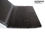 Die meisten Anschlüsse finden sich auf der linken Seite.