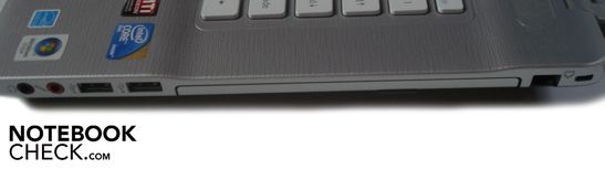Rechte Seite: Kopfhörer-Ausgang, Mikrofon-Eingang, 2x USB 2.0, DVD-Brenner, RJ-11 Modem, Kensington Lock