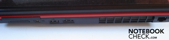 Rechte Seite: Express Card, 4-in-1-Kartenleser, Firewire, USB 2.0, eSATA/USB 2.0-Combo, RJ-45 Gigabit-Lan