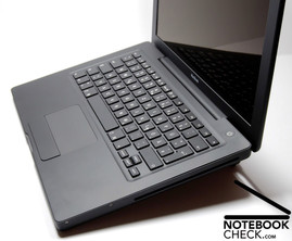 Das Notebook steht durch die Keilform nach hinten hin erhöht