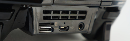 Alle Schnittstellen befinden sich auf der Rückseite - für den Headset Port nicht ideal. Oberhalb des USB Ports ist eine LED, die den Ladezustand anzeigt..