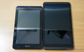 Das günstige Asus MemoPad-7-Zoll-Tablet ist kleiner, dicker und dadurch stabiler. Die Rückseite fühlt sich jedoch weniger wertig an.
