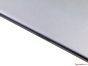 Der Nano-SIM-Slot ist nicht bündig zum übrigen Gehäuse.