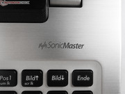 Die Lautsprecher kommen von SonicMaster, deren Sound für Notebook-Boxen in Ordnung geht, aber deutlich Klangvolumen und Bass vermissen lassen.