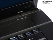 Das Design entspricht Sonys aktueller Linie: Der Mittelteil mit der Tastatur ist leicht abgesenkt.