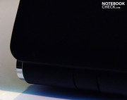 Die Scharniere sind an der Vorderseite mit dem Bildschirm verbunden, was schick aussieht, aber eine Neigung des Bildschirms um mehr als 45 Grad nach hinten verhindert.