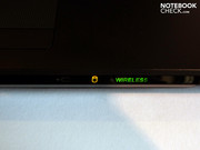 An der Vorderseite sind die Statusleuchten für Akkuladung, Festplattenaktivität und WLAN untergebracht.