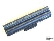 Mit dem mitgelieferten 54 Wh Stunden Akku kann man Laufzeiten bis zu maximal knapp 5 Stunden erreichen. Optional soll bald eine 9-Zellen Version mit 50% mehr Kapazität verfügbar sein.