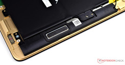 Die beiden Speaker befinden sich links und rechts neben dem Akku.