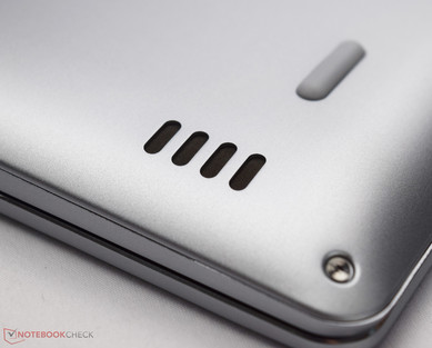 Beide Öffnungen für die Lautsprecher befinden sich auf der Unterseite.