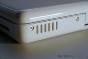 Im Vergleich mit dem Unibody MacBook (Pro) zieht das Plastikgehäuse haptisch eindeutig den Kürzeren.