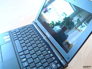 Leider ist auch das Display des NB 200 wieder spiegelnd, was die Außeneinsatztauglichkeit doch beträchtlich einschränkt.