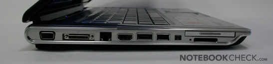 Linke Seite: Express Card 45, Cardreader (SD, MS (Pro), MMC, xD), Firewire 400, USB, eSata (mit integriertem USB), HDMI, LAN, Dockingstation, VGA