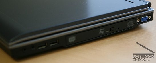 Rechte Seite: Kopfhörer, Mikrophon, 2 x USB 2.0, DVD Laufwerk, Monitorausgang (analog)