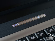 Im Bild: Links der Schnellschalter für WLAN und Bluetooth, rechts leuchtet die Power-Taste.