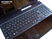 Die Tastatur verfügt über einen guten Druckpunkt, klappert jedoch lautstark und gibt im Bereich des Nummernblocks deutlich nach