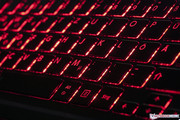 Die Tastatur verfügt über eine rote Hintergrundbeleuchtung.