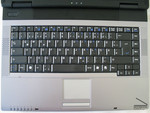 Angenehme Tastatur und interessantes Touchpad mit "optisch" nur einer Taste charakterisieren die Eingabegeräte des Nexoc Laptops.