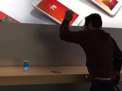 Ein Mann geht in einen Apple Store und ... zerstört Hardware.