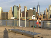 Mit dem Google Pixel Phone auf die Skyline von New York blicken: Google macht Werbung.
