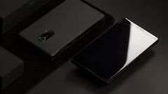 Das ZUK Edge-Smartphone in einem offiziellen Bild von Lenovo.