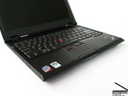 Farblich gibt sich auch das SL300 im typischen Thinkpad-Stil: Schwarz mit knallrotem Trackpoint.
