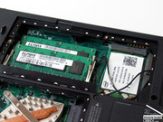 Offensichtlich gespart wurde beim verbauten Arbeitsspeicher, da lediglich DDR2 RAM-Module verbaut wurden, obwohl der Chipsatz bereits DDR3 unterstützen würde.