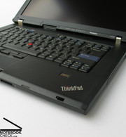 Sowohl hinsichtlich Design, mit dem durchgehend schwarzen Gehäuse und dem markanten roten Trackpoint inmitten der Tastatur,...
