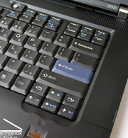 Bei der praktischen Verwendung fällt allerdings eine mögliche Verformung unter Druckeinwirkung auf die Tastatur auf.