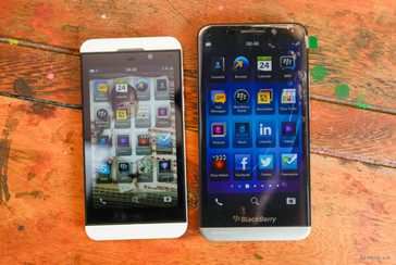 Das aktuelle Flaggschiff Blackberry Z10 und rechts daneben der Nachfolger A10 (Foto: Tinhte.vn)