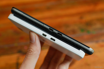 Kein großer Unterschied bei der Dicke der beiden Geräte, das A10 bietet ein rundlicheres Design (Foto: Tinhte.vn)