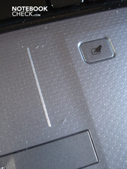 Das Touchpad verfügt über eine eigene vertikale Scrollleiste und einen Knopf zur Deaktivierung