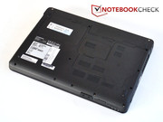 Die Unterseite ist flach und aus mattem Kunststoff.