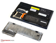 Mit zwei kleinen Schrauben ist die Wartungklappe gesichert.