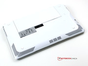 Unten vorn sieht man die Lüftungsschlitze.