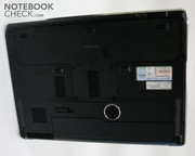 Dank der dauernd laufenden - deutlich hörbaren - Lüfter, bleiben die Oberflächen kühl.