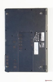 Nach Entfernen der Schrauben auf der Unterseite (Achtung: auch im Wartungs- und DVD-Schacht)...