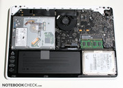 Nach dem Entfernen von 8 Schrauben erreicht man die Innereien.