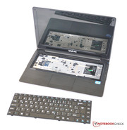 ...muss zuerst die Tastatur ausgebaut werden.