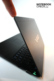 ...halten den sehr dünnen Monitor zuverlässig in Position.