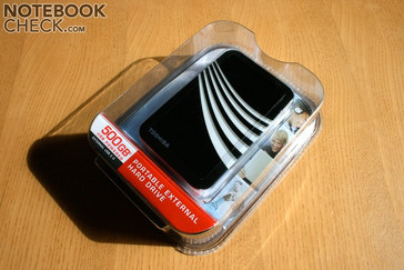 In der Verpackung findet man eine Anleitung, USB Kabel und die HDD