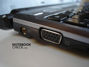 Stromverbindung und VGA-Ausgang auf der linken Seite