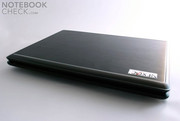 Das Design des günstigen "Business" Laptops wird durch die Aluminiumoberflächen aufgehübscht.